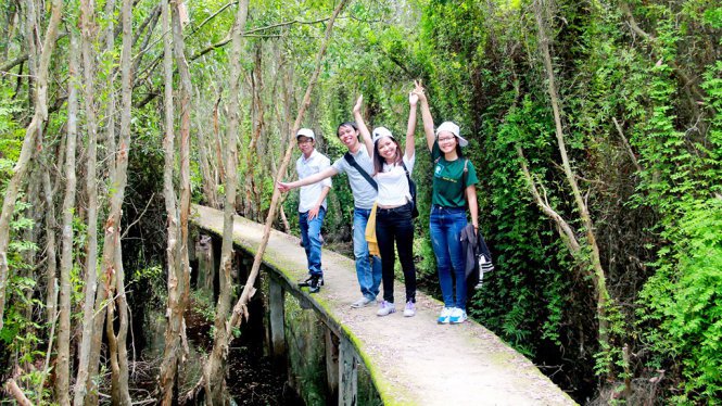 Nhóm bạn trẻ thích thú chụp ảnh “check-in” khi đến với rừng – Ảnh: XUÂN LỘC Nhóm bạn trẻ thích thú chụp ảnh “check-in” khi đến với rừng – Ảnh: XUÂN LỘC